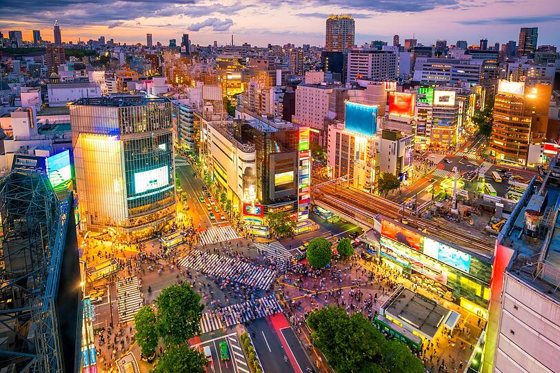 Hier fließt das Leben unermüdlich dahin und es herrscht eine ganz besondere Energie: Shibuya Crossing in Tokyo ist mehr als nur eine Kreuzung. Das spürt man. Die Kreuzung pulsiert, atmet, lebt, schwimmt. Schwimmen Sie mit! Japan ist aber nicht nur deshalb eine Reise wert - das Land besticht mit einer unvergleichlichen Mischung aus Tradition und Moderne sowie Natur und futuristischer Städte. Hier fließt das Leben unermüdlich dahin und es herrscht eine ganz besondere Energie: Shibuya Crossing in Tokyo ist mehr als nur eine Kreuzung. Das spürt man. Die Kreuzung pulsiert, atmet, lebt, schwimmt. Schwimmen Sie mit! Japan ist aber nicht nur deshalb eine Reise wert - das Land besticht mit einer unvergleichlichen Mischung aus Tradition und Moderne sowie Natur und futuristischer Städte.