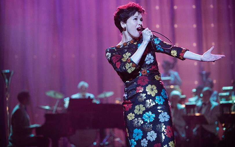 B&uuml;hnenstar mit Leib und Seele: In "Judy" (2019) verk&ouml;rpert Ren&eacute;e Zellweger die gro&szlig;e Judy Garland.