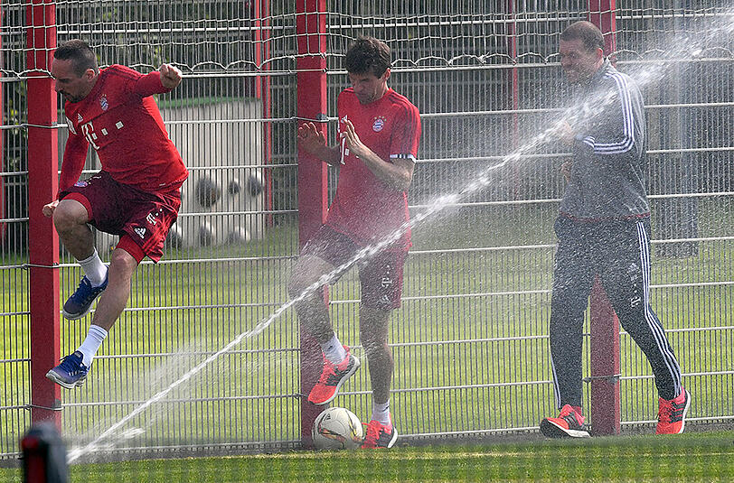 Thomas Müller und Franck Ribéry bekommen die volle Ladung ab.