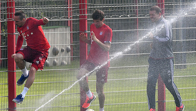 Thomas Müller und Franck Ribéry bekommen die volle Ladung ab. Thomas Müller und Franck Ribéry bekommen die volle Ladung ab.