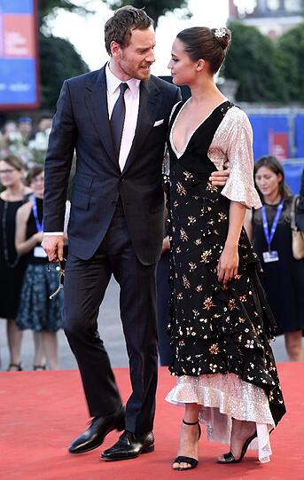 Arm in Arm: Michael Fassbender und Alicia Vikander.