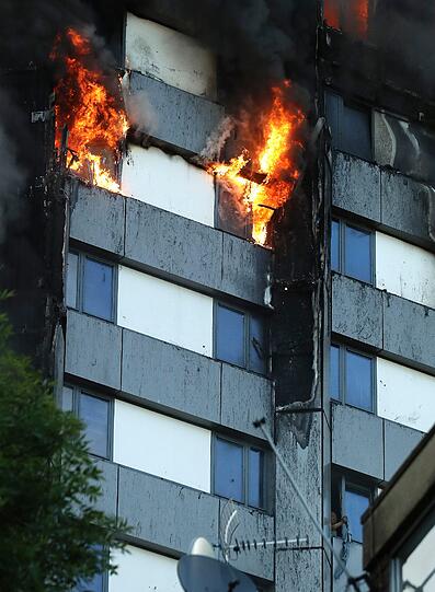 Das Hochhaus brennt vom 2. bis zum 27. Stock, Menschen wurden von den Flammen eingeschlossen - Bilder vom Inferno im Londoner Stadtbezirk Royal Borough of Kensington and Chelsea
