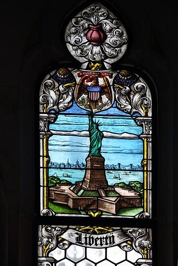 Unglaublich, oder? Sogar die Freiheitsstatue wurde im Neuen Rathaus 1910 verewigt.