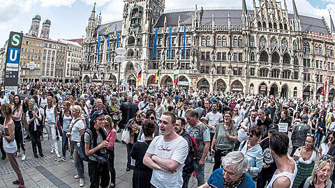 Wenig Abstand, kein Mundschutz: Bild von der Demo "Freunde des Grundgesetzes".