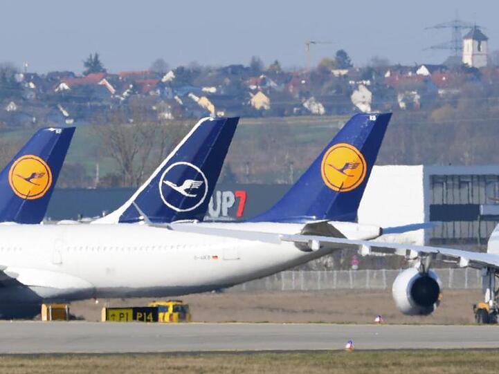 Die Landebahn des Frankfurter Flughafens ist jetzt gesperrt und dient als Parkfläche für die Maschinen der LH-Flotte.