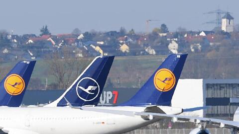 Die Landebahn des Frankfurter Flughafens ist jetzt gesperrt und dient als Parkfläche für die Maschinen der LH-Flotte.