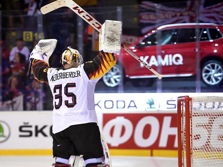 Deutschlands Torhüter Mathias Niederberger freut sich über den Auftaktsieg bei der WM.