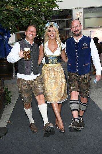 Micaela Schaefer mit Freund Adriano Hess und Bjoern Schwarz (Geschaeftsfuehrer Hofbräu)