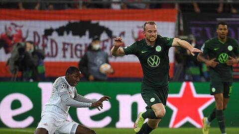 Maximilian Arnold (M.) wird von Mohamed Camara (l) gefoult.