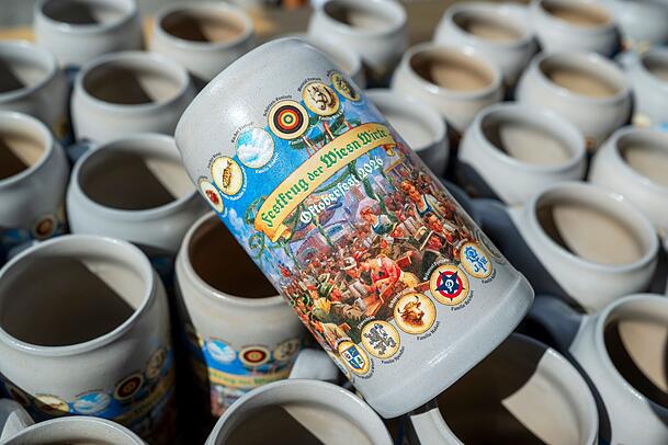 Der Bierkrug der Wiesn-Wirte zeigt ein besonders traditionell-historisches Motiv. Der Bierkrug der Wiesn-Wirte zeigt ein besonders traditionell-historisches Motiv.