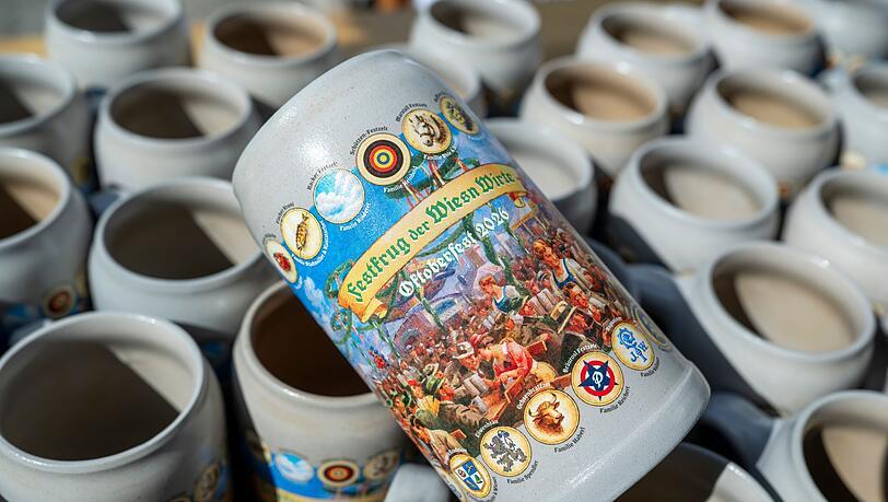 Der Bierkrug der Wiesn-Wirte zeigt ein besonders traditionell-historisches Motiv. Der Bierkrug der Wiesn-Wirte zeigt ein besonders traditionell-historisches Motiv.