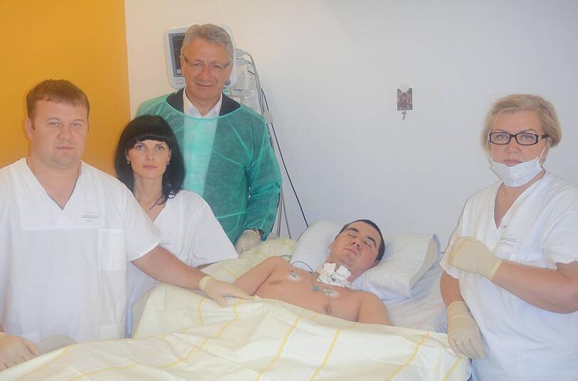Am Krankenbett von Daniil: Seine Mutter Larissa Safin (r.), sein Bruder, seine Schwägerin und der Vorsitzende der Dominik-Brunner-Stiftung, Alois Meier (v.l.).