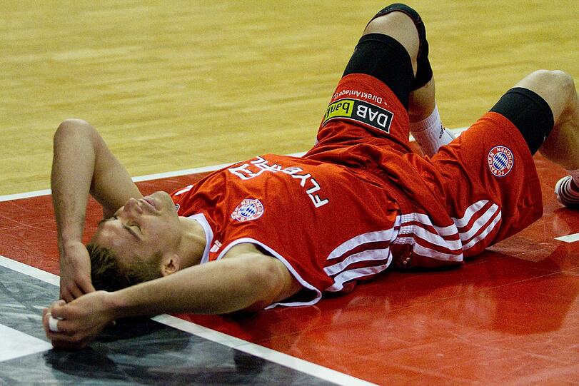 Niedergestreckt: Bayern-Ass Steffen Hamann.