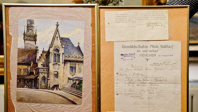 Das Aquarell "Altes Rathaus", das Adolf Hitler zugeschrieben wird, sowie die Originalrechnung sollen in Nürnberg versteigert werden. Das Mindestgebot liegt bei 4500 Euro. Das Aquarell "Altes Rathaus", das Adolf Hitler zugeschrieben wird, sowie die Originalrechnung sollen in Nürnberg versteigert werden. Das Mindestgebot liegt bei 4500 Euro.
