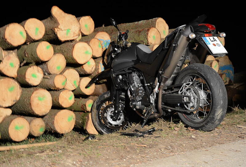 Ein 18-Jähriger ist am Mittwochabend mit seinem Motorrad gegen einen Holzstoß gekracht.