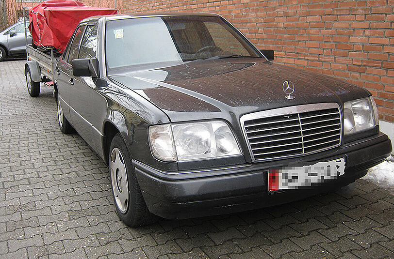 Dieses Auto samt Anhänger wurde von der Münchner Polizei kontrolliert. Es wird davon ausgegangen, dass die Fahrräder gestohlen wurden.