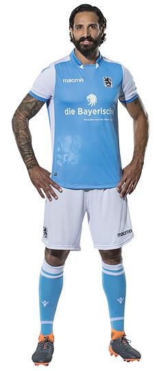 Adriano Grimaldi zeigt das neue Heimtrikot.