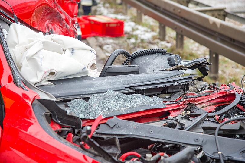 Tragischer Unfall bei Marktsteft im Landkreis Kitzingen: Ein Feuerwehrmann verunglückt auf der Rückfahrt von einem Einsatz.