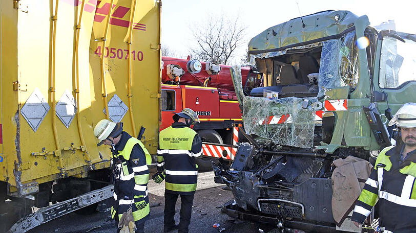 Drei Lkw waren auf der A99 zusammengestoßen. Die Bilder vom Unfallort.