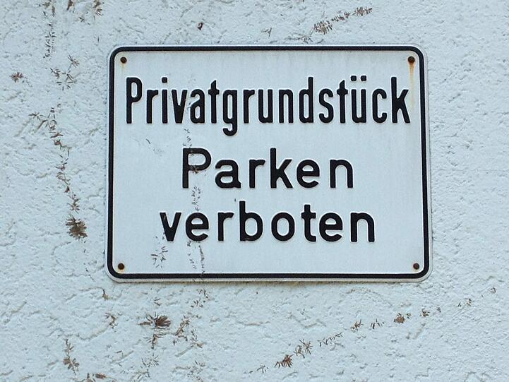 In diesen Innenhof in der Maxvorstadt darf man fast gar nichts - zumindest wenn es nach den Schildern geht.