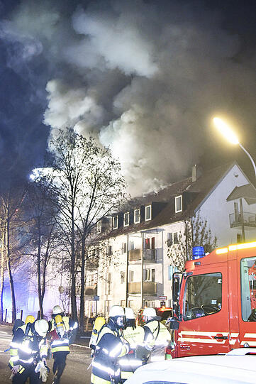 Ein Feuer auf einem Balkon setzte in Perlach einen ganzen Dachstuhl in Brand. Die Bilder von den Löscharbeiten.