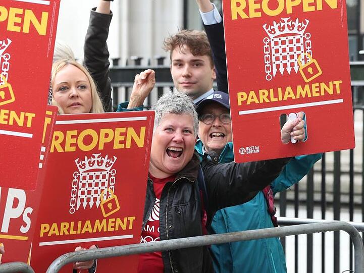 Brexit-Gegner jubeln nach der Entscheidung vor dem Supreme Court in London.