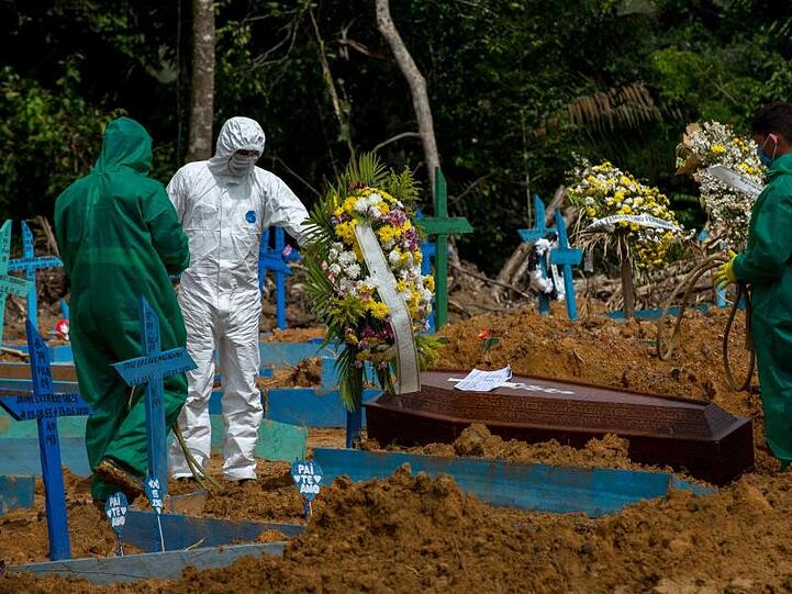 Beerdigung auf einem Friedhof in Manaus in Brasilien.