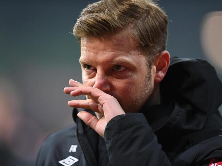 Bremens Trainer Florian Kohfeldt hält die Hand vor sein Gesicht. Foto: Carmen Jaspersen/dpa