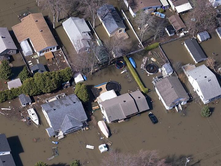 Eine Luftaufnahme zeigt überschwemmte Straßen vor den Toren von Montreal. Niederschläge und andauernde Schneeschmelze haben im Osten Kanadas vieler Orts Hochwasser verursacht.