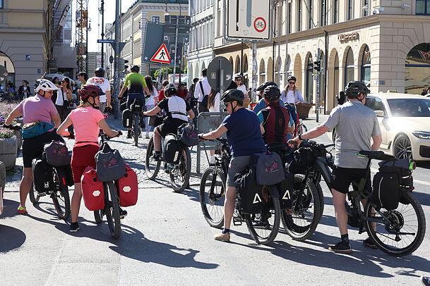 Schee beinand bleibn! Eine Touri-Radlgruppe am Odeonsplatz. Schee beinand bleibn! Eine Touri-Radlgruppe am Odeonsplatz.