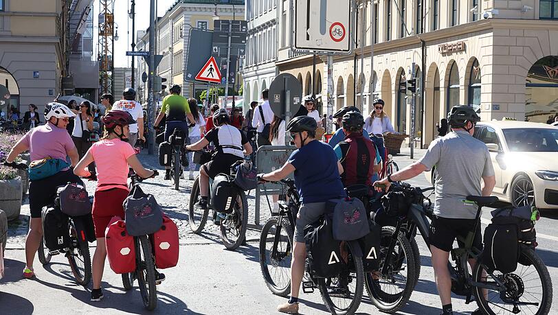 Schee beinand bleibn! Eine Touri-Radlgruppe am Odeonsplatz. Schee beinand bleibn! Eine Touri-Radlgruppe am Odeonsplatz.