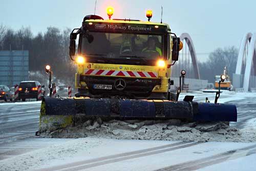 Schneepflug auf einer Autobahn bei Augsburg