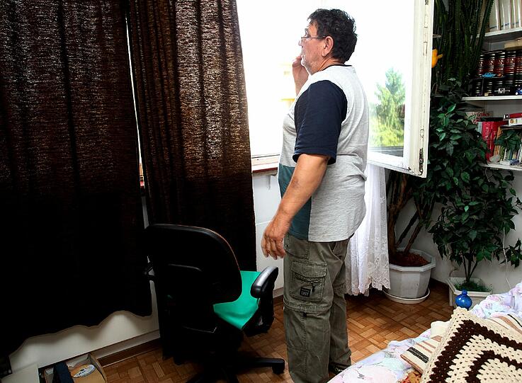 Immer noch fassungslos: Witwer Mika K. vor dem Fenster, aus dem seine Frau stürzte.