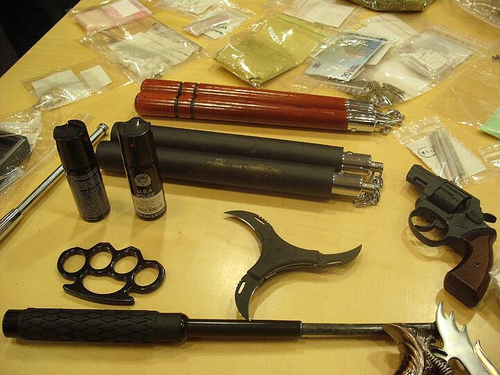 Schlagringe, Pistolen, Schlagstöcke: Dieses Waffen-Arsenal hat die Polizei in einer Münchner Drogen-Wohnung gefunden.