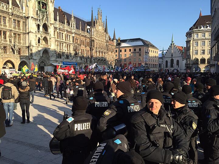 Unter dem Motto «Kein Frieden mit der NATO» demonstrierten am Samstag knapp 2000 Menschen gegen die Siko.