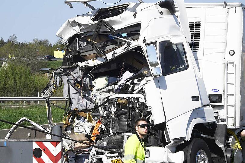 Das Führerhaus des 45-jährigen - der griechische Lkw-Fahrer verfiel offenbar in Sekundenschlaf.