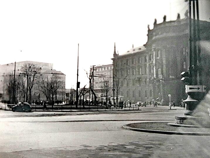 Fast schon wieder der gewohnte Anblick: der Stachus 1953 mit Justizpalast, neuem Kaufhof und altem Königshof (Mitte).