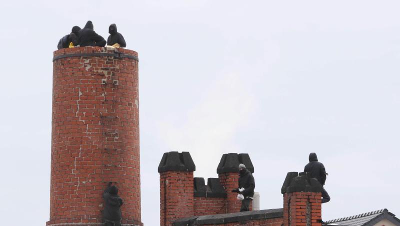 Vermummte Personen stehen auf dem Schornstein und dem Dach des Schlachthofes. Rund 30 Personen haben den Schlachthof besetzt. Vermummte Personen stehen auf dem Schornstein und dem Dach des Schlachthofes. Rund 30 Personen haben den Schlachthof besetzt.