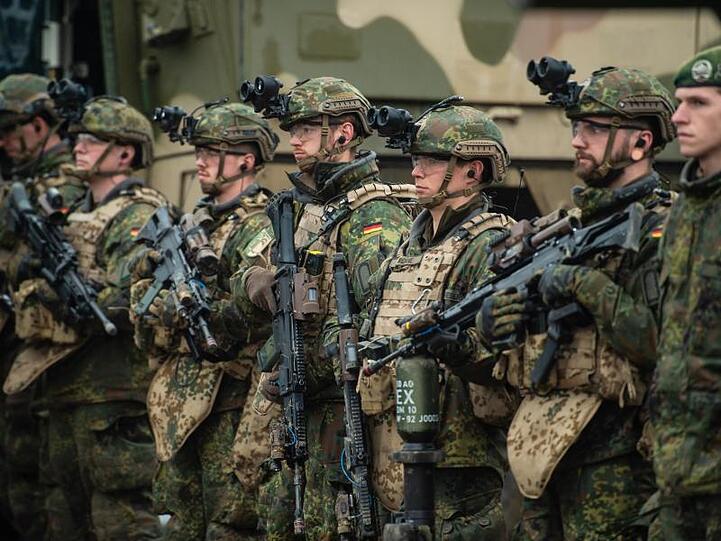 Soldaten der Bundeswehr bei einer Übung im Gelände. Die Bundeswehr-Auslandseinsätze 2018 waren einem Medienbericht deutlich teurer als geplant.