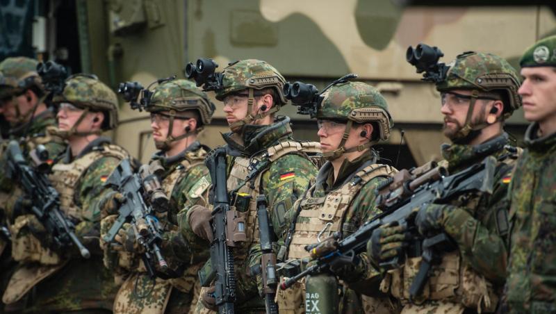Soldaten der Bundeswehr bei einer Übung im Gelände. Die Bundeswehr-Auslandseinsätze 2018 waren einem Medienbericht deutlich teurer als geplant. Soldaten der Bundeswehr bei einer Übung im Gelände. Die Bundeswehr-Auslandseinsätze 2018 waren einem Medienbericht deutlich teurer als geplant.