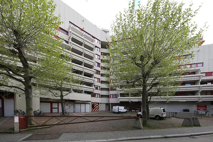 Betongebirge unter Denkmalschutz: der Fuchsbau - von der Fuchsstraße aus gesehen.