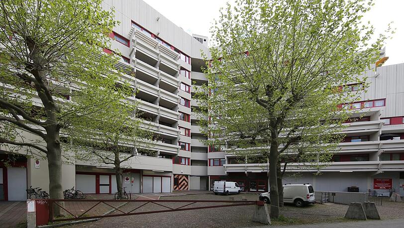 Betongebirge unter Denkmalschutz: der Fuchsbau - von der Fuchsstraße aus gesehen. Betongebirge unter Denkmalschutz: der Fuchsbau - von der Fuchsstraße aus gesehen.
