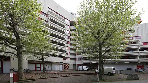 Betongebirge unter Denkmalschutz: der Fuchsbau - von der Fuchsstraße aus gesehen.