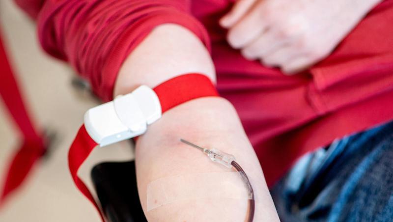 Blut läuft während einer Blutspende beim Blutspendedienst.