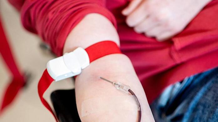 Blut läuft während einer Blutspende beim Blutspendedienst.