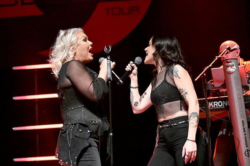 Sängerin Kim Wilde mit ihrer Nichte Scarlett Wilde im Circus Krone. Foto: Jens Niering