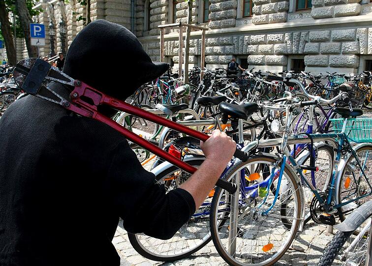 Ein Radl-Dieb versucht Fahrräder zu stehlen. Symbolbild