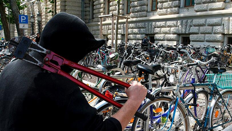 Ein Radl-Dieb versucht Fahrräder zu stehlen. Symbolbild Ein Radl-Dieb versucht Fahrräder zu stehlen. Symbolbild
