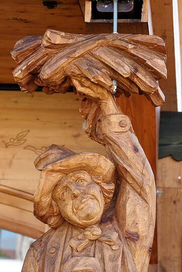 Die Figur an der "Wildstubn" reckt schon den Arm in die Höhe - reich beladen mit ihren Waren! Und nebenan...