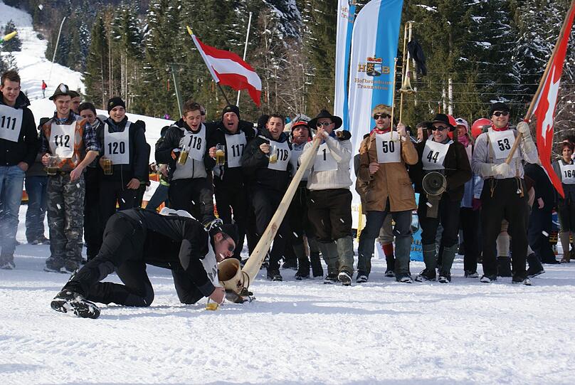 Mutige Fassdauben-Fahrer stürzen sich den Jaudenhang in Lenggries hinunter. Perfektes Bergwetter, gute Stimmung und Freibier machten die Veranstaltung zu einem gelungenen Event.